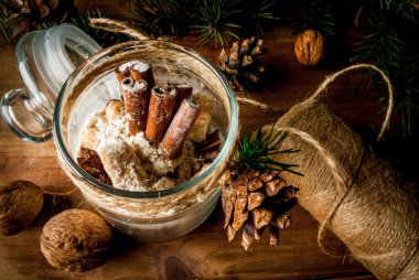 Bir Noel hediyesi için orijinal fikir: zencefil çerezleri için kuru malzemeyi bir dizi