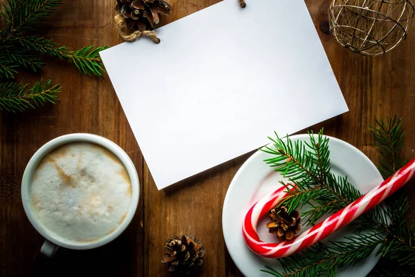 Boże Narodzenie kawy latte lub cappuccino z notesu na listę prezentów i życzeń — Zdjęcie stockowe