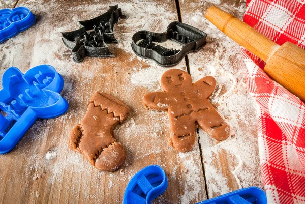 Plätzchen backen für Weihnachten und Neujahr — Stockfoto