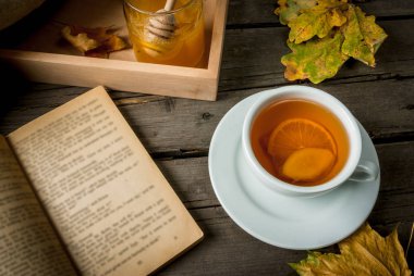 fincan limon ve zencefil rustik bir tabloda çay