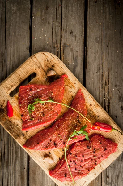 Čerstvé syrové maso. — Stock fotografie
