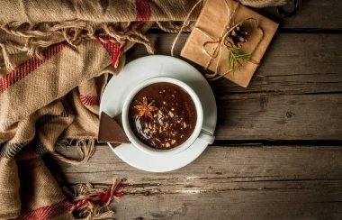 Sıcak çikolata kupa ve Noel hediyesi