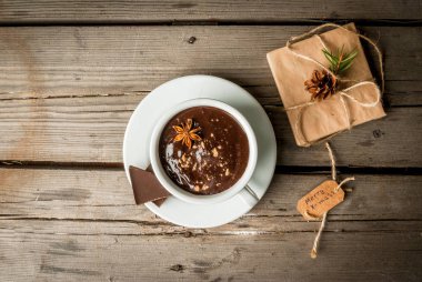 Sıcak çikolata kupa ve Noel hediyesi