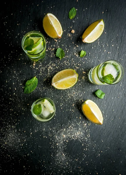 Mojito de limão refrescante ou tequila com ingredientes para ele — Fotografia de Stock