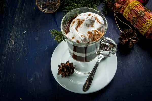 Dessert dans une tasse : chocolat chaud, glace, crème fouettée et cannelle . — Photo