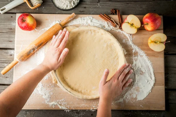 Приготовление яблочного пирога — стоковое фото