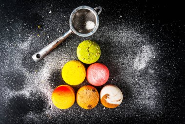 Renkli kek macarons yelpazesi