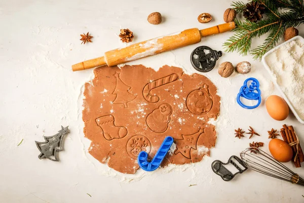 Herstellung traditioneller Weihnachtslebkuchen — Stockfoto