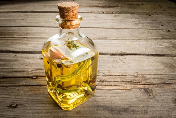 Frasco de aceite esencial de romero botella de vidrio — Foto de Stock