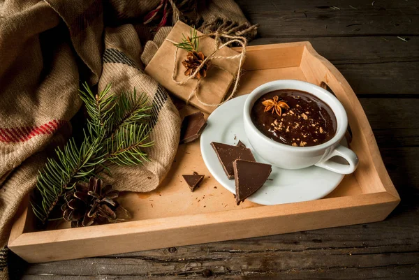 Kakaotasse und Weihnachtsgeschenk — Stockfoto