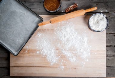 Hamur ile çalışmak için mutfak masası