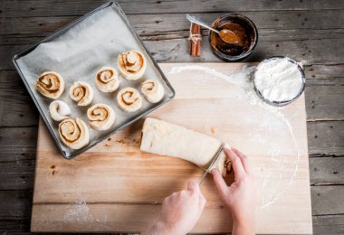 Kız ev yapımı tarçınlı çörek yapar