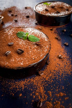 Geleneksel İtalyan tatlı tiramisusu.