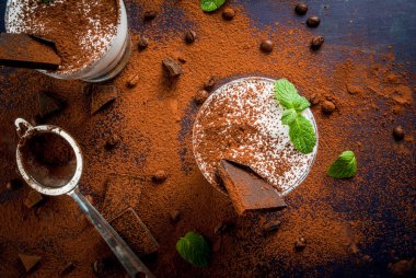 Geleneksel İtalyan tatlı tiramisusu.