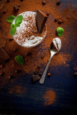 Geleneksel İtalyan tatlı tiramisusu.