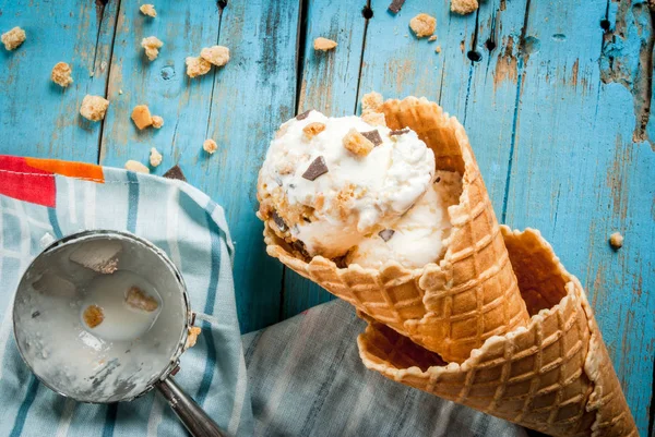 Conos de gofre tradicionales y helado — Foto de Stock
