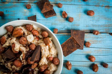 yulaf ezmesi fındık, koyu çikolata ve çikolata mısır topu