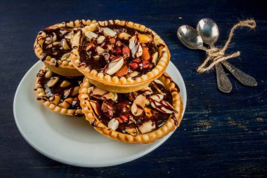 Mini tart ile fındık ve karamel