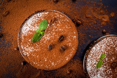 Tiramisu ile geleneksel kase