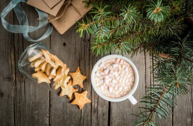 Fincan sıcak çikolata, kurabiye ve hediyeler