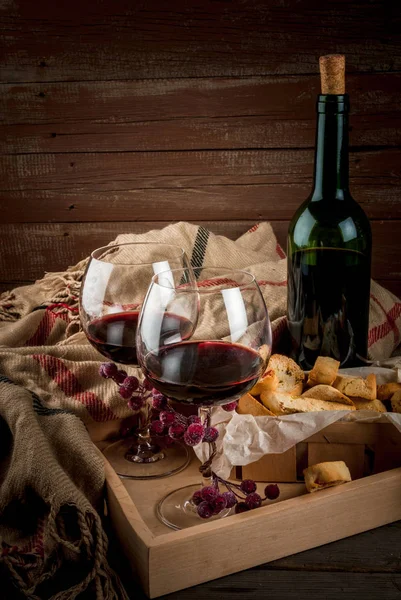 Bottiglia di vino e bicchieri — Foto Stock