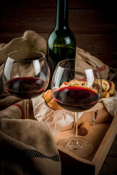 bir şişe şarap ve bardak