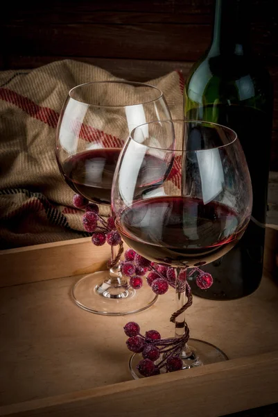 Bottiglia di vino e due bicchieri, vista da vicino — Foto Stock