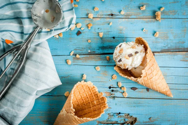 Coni di cialde tradizionali con gelato — Foto Stock