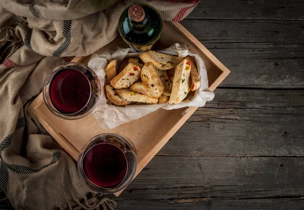 Şişe şarap, iki bardak