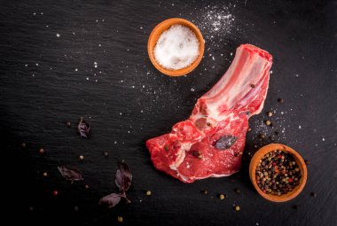 taze çiğ Dana eti baharat ile