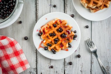 Belçika waffle yaz meyveleri ve Frenk üzümü ja