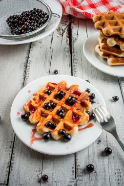 Belçika waffle yaz meyveleri ve Frenk üzümü ja