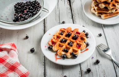 Belçika waffle yaz meyveleri ve Frenk üzümü ja