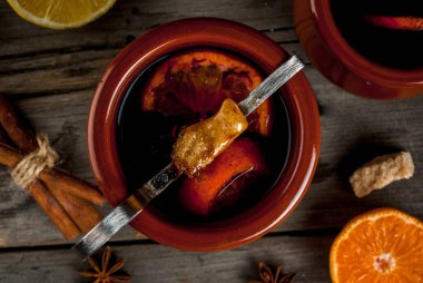 Geleneksel Alman noeli içki Feuerzangenbowle