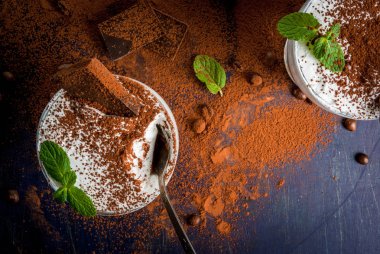 Geleneksel İtalyan tatlı tiramisusu.