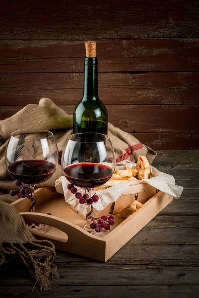 Bottiglia di vino, due bicchieri — Foto Stock