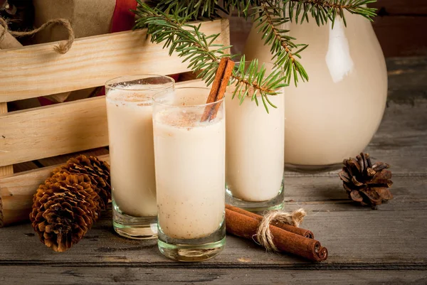 Traditioneller Weihnachtscocktail - irische Sahne oder Cola de Mono — Stockfoto