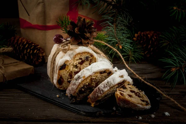 Tradycyjne Boże Narodzenie pieczenia: Stollen — Zdjęcie stockowe