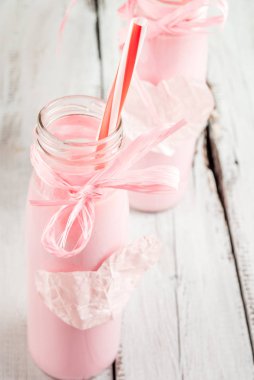 Sevgililer günü için fikirler pembe milkshake iki şişe