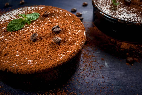 Geleneksel İtalyan tatlı tiramisusu.