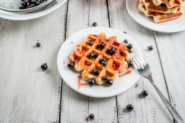 Ev yapımı kahvaltı. Taze Belçika waffle