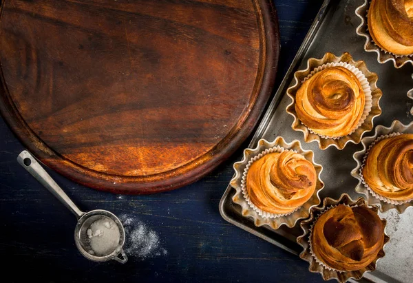 Los pasteles modernos a la moda - los bollos cruffins — Foto de Stock