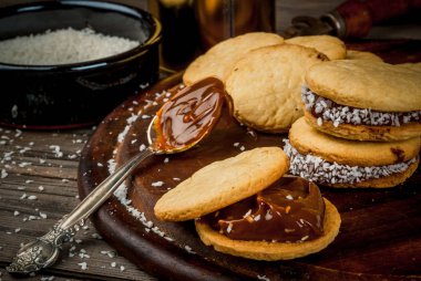 Tatlı alfajores pişirme