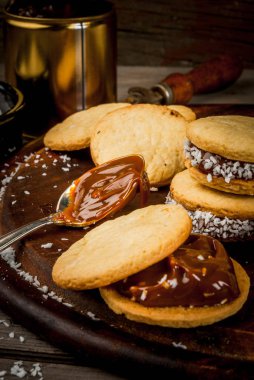 Tatlı alfajores pişirme