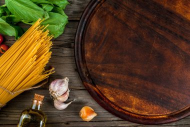 Makarna yapmak için malzemeler.