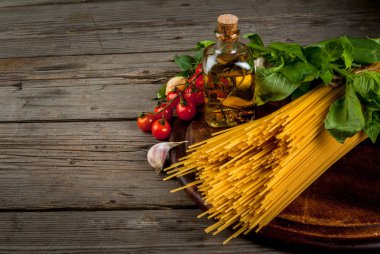 Makarna yapmak için malzemeler.