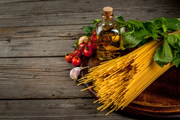 Makarna yapmak için malzemeler.