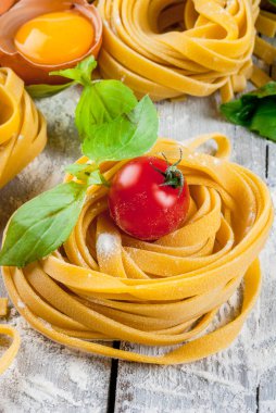 Ev ham pişmemiş makarna