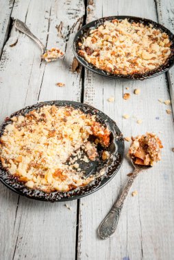 Çilek ve elma ile taze pişmiş kek