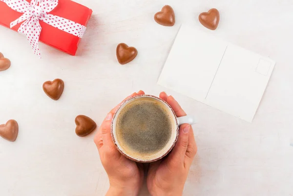 Presente, café e doces para o dia dos namorados — Fotografia de Stock